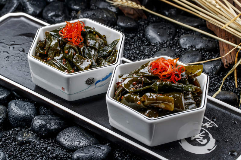 精美瓷餐具装的麻辣昆布结海带图片