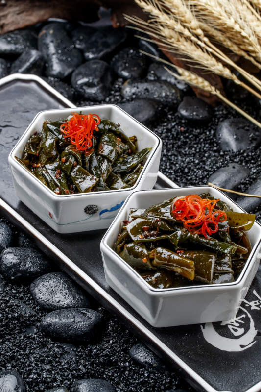 精美瓷餐具装的麻辣昆布结海带图片