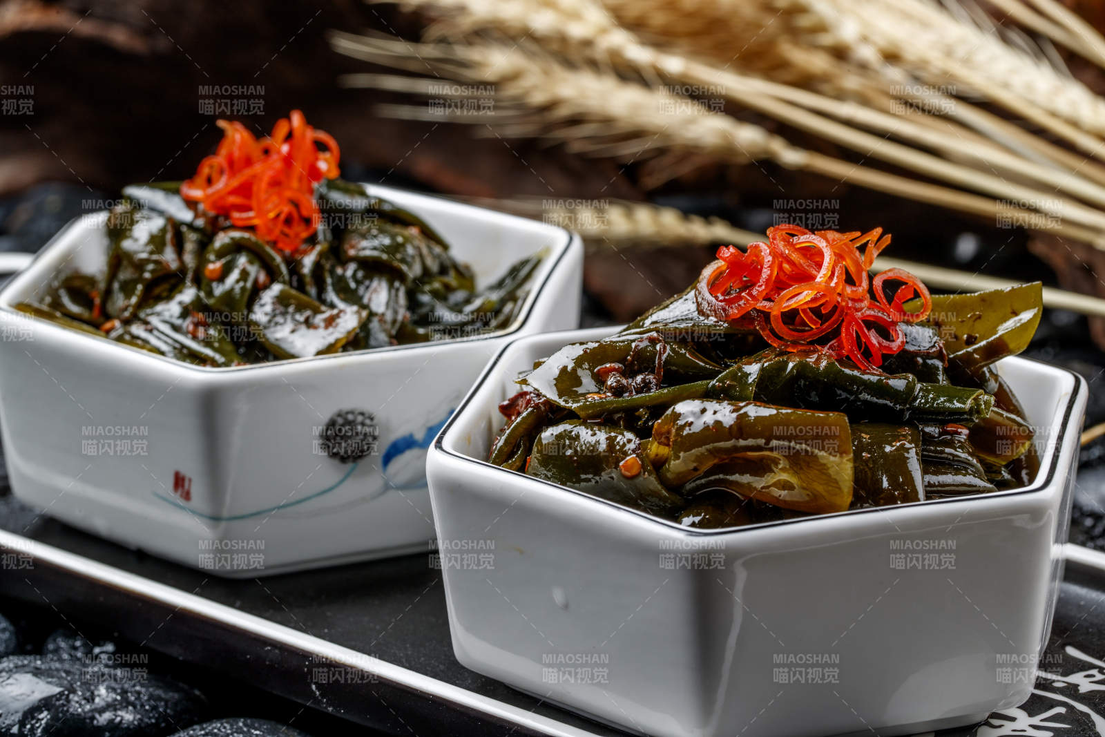 精美瓷餐具装的麻辣昆布结海带图片