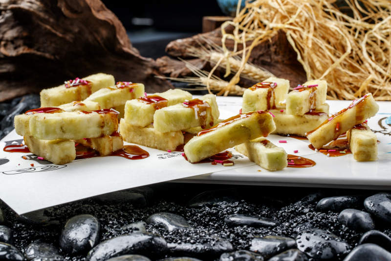 白色瓷盘装的美味香炸竹丝茄条图片