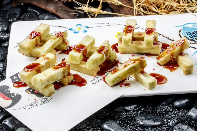 白色瓷盘装的美味香炸竹丝茄条图片