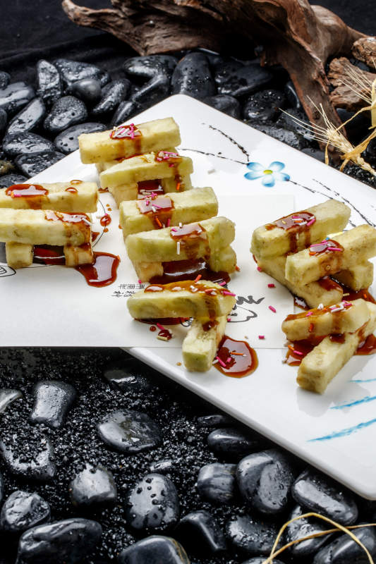 白色瓷盘装的美味香炸竹丝茄条图片