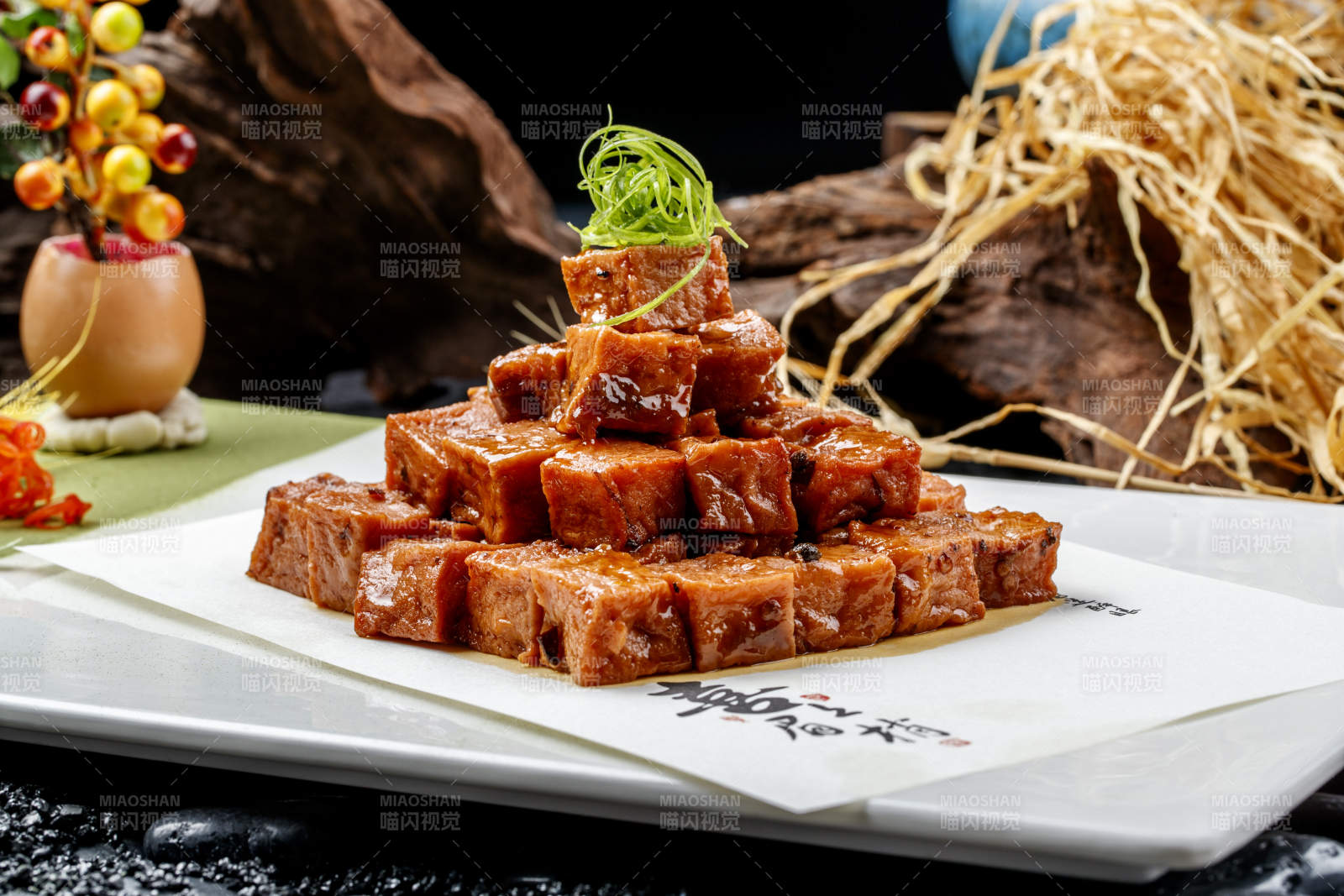 白色瓷盘装的川味椒麻鱼豆腐图片