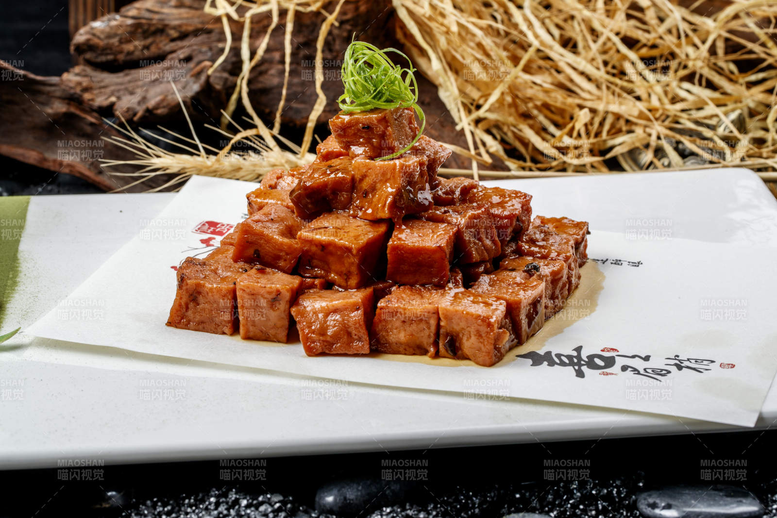 白色瓷盘装的川味椒麻鱼豆腐图片