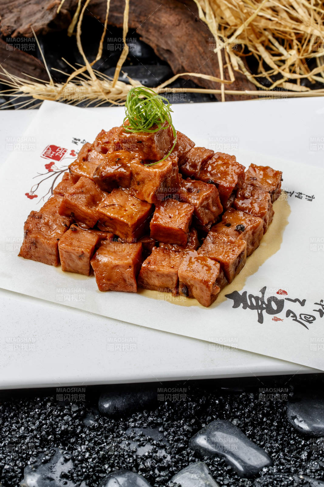 白色瓷盘装的川味椒麻鱼豆腐图片