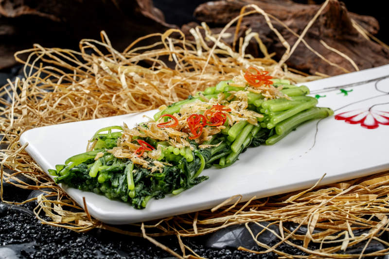 精美餐具装的虾皮雪菜图片