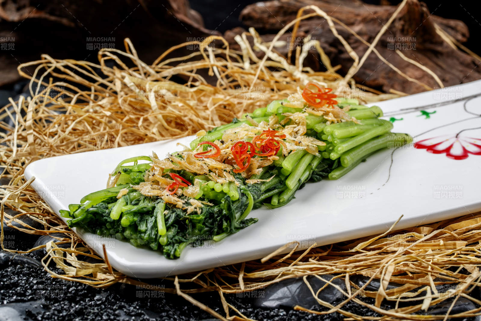 精美餐具装的虾皮雪菜图片