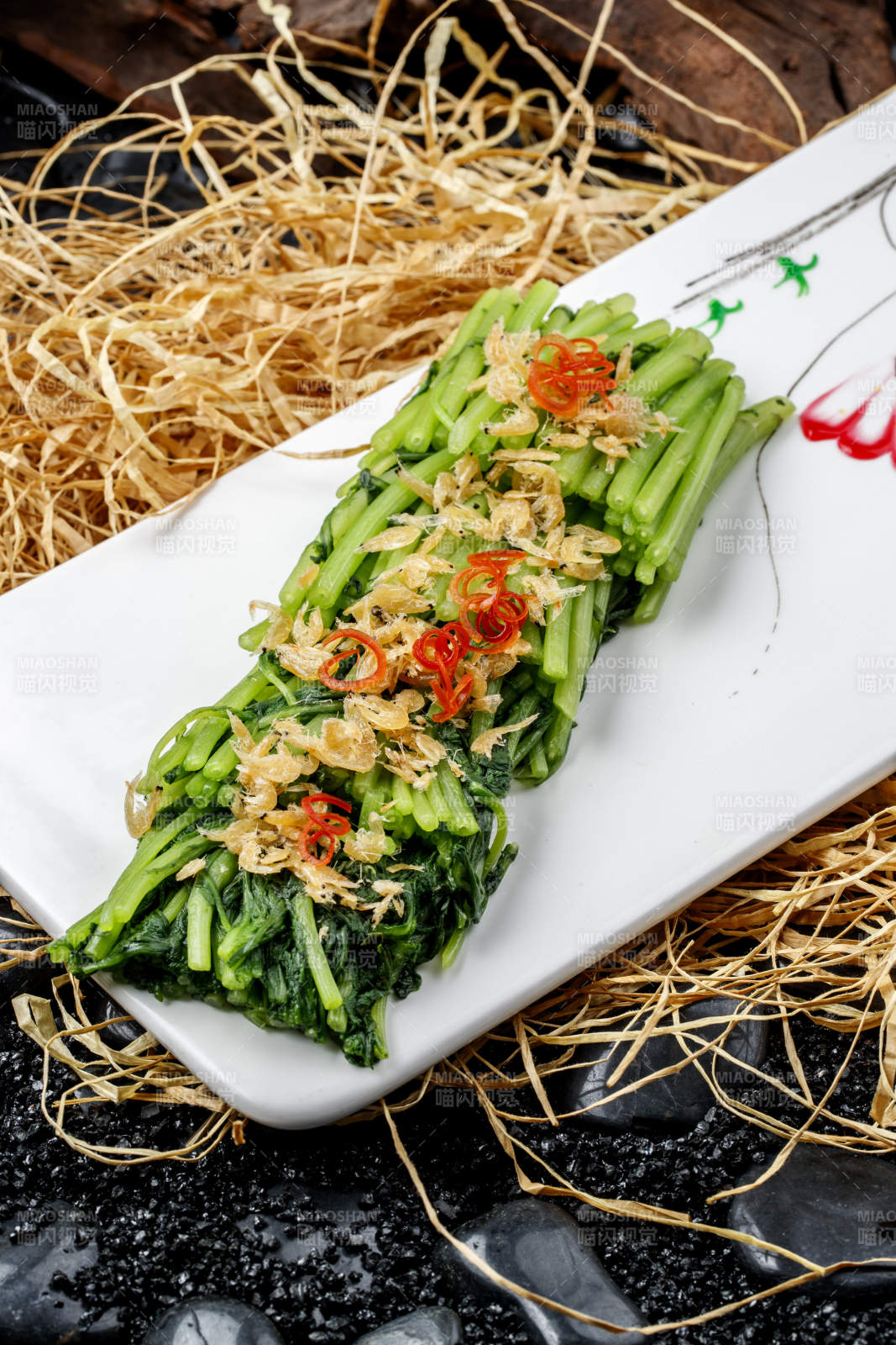精美餐具装的虾皮雪菜图片
