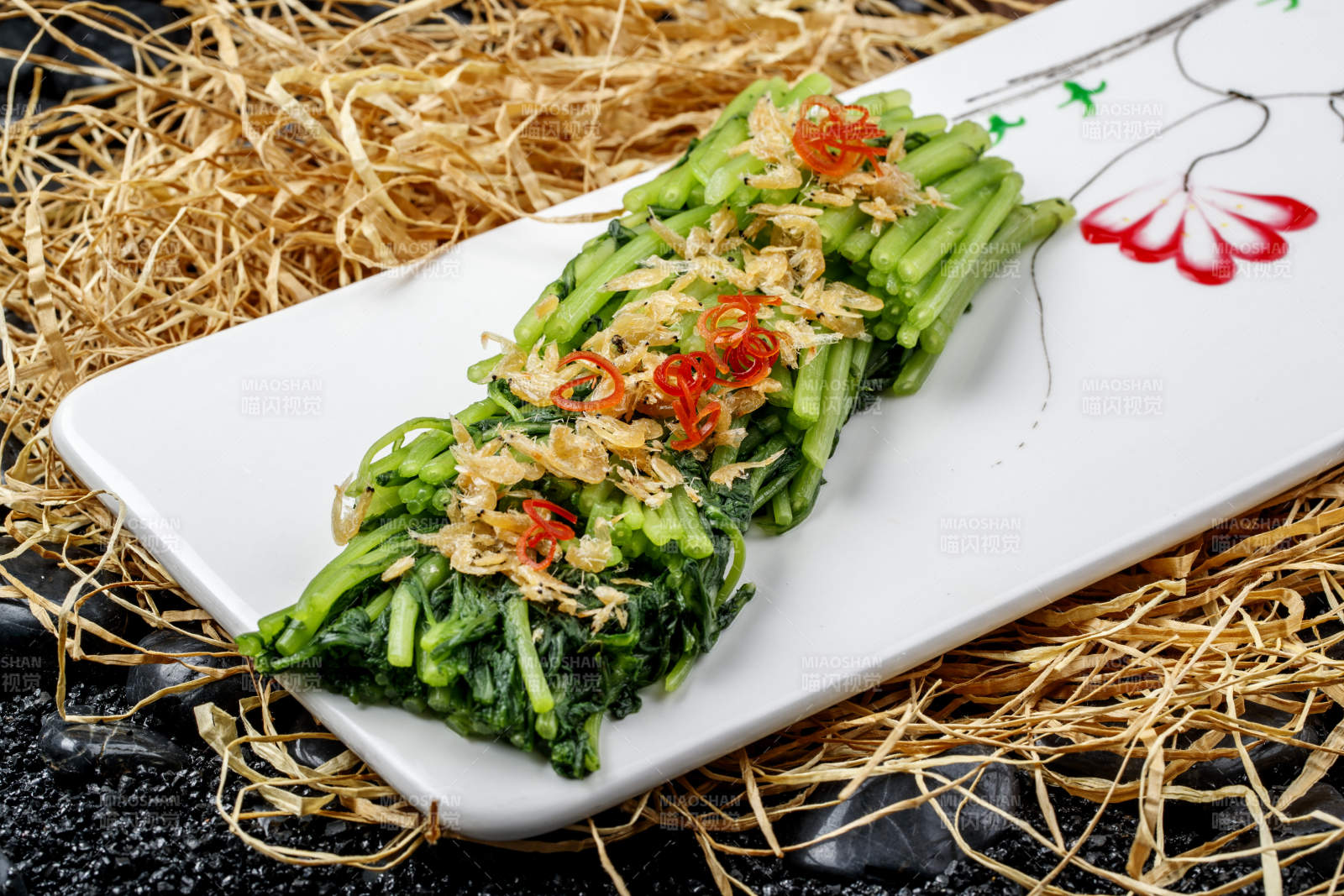 精美餐具装的虾皮雪菜图片