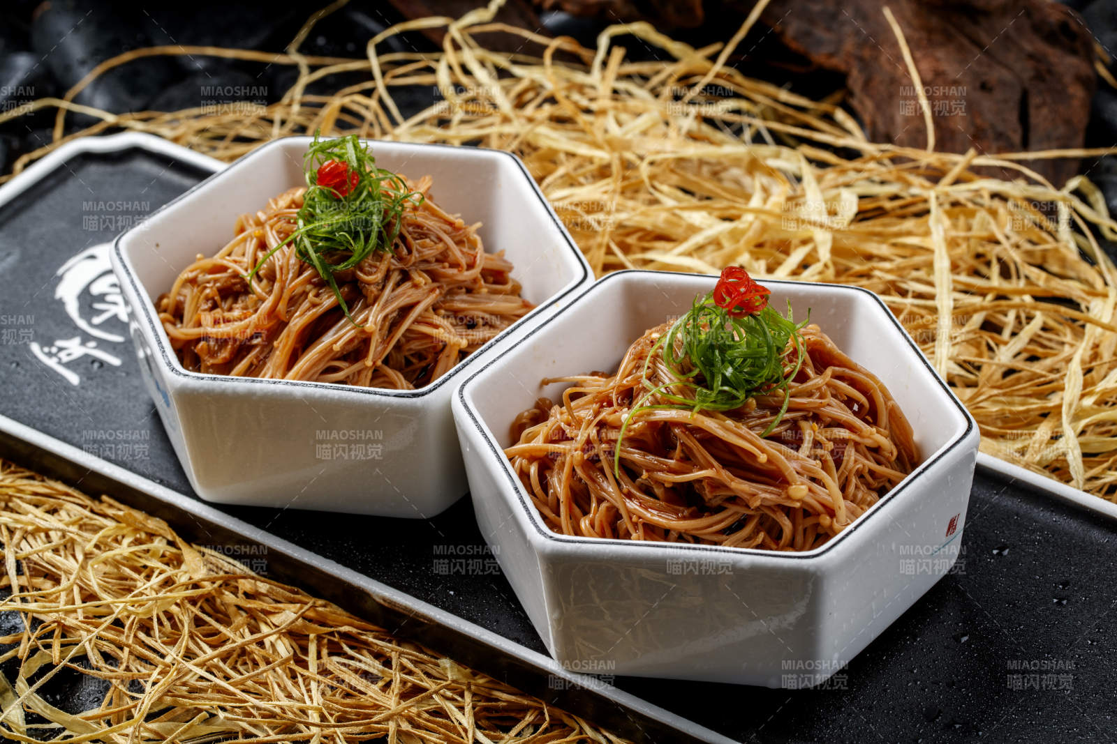 精美餐具装的卤味金针菇图片