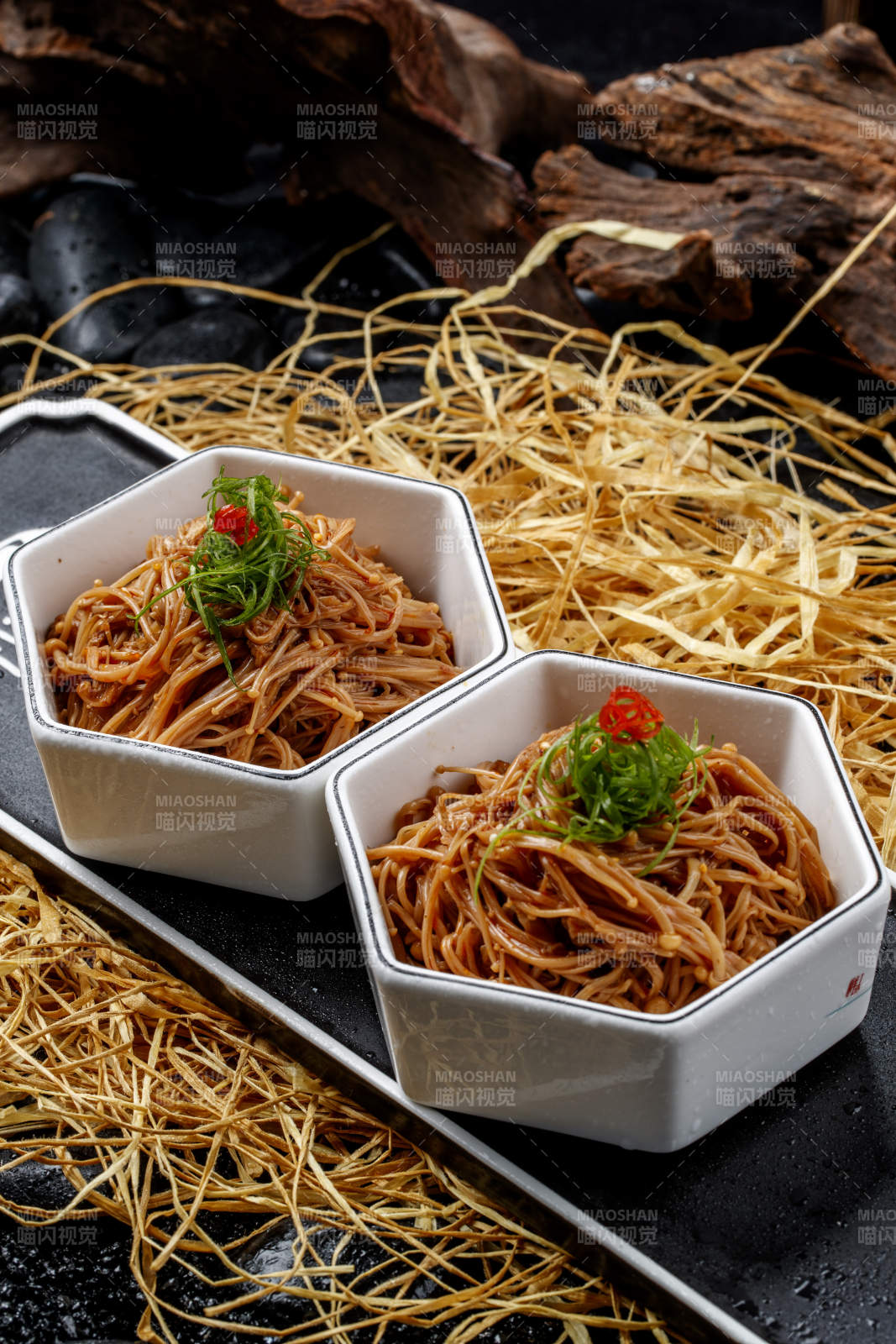 精美餐具装的卤味金针菇图片