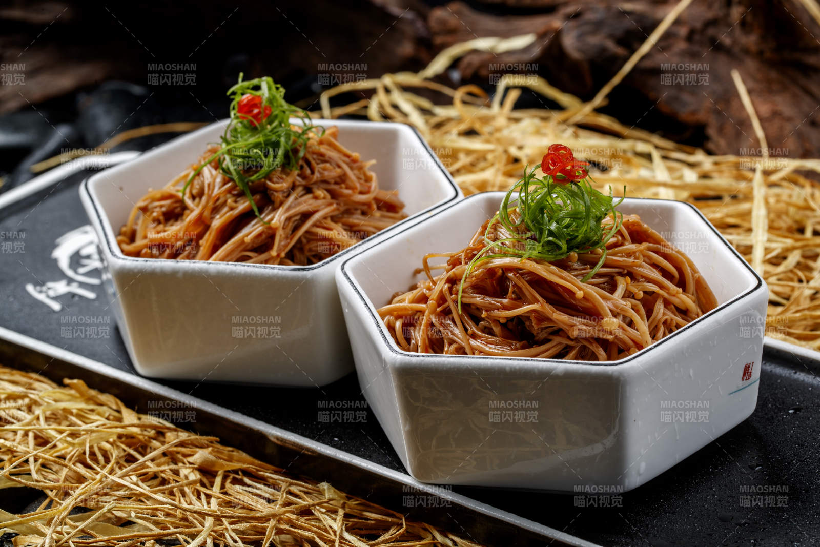 精美餐具装的卤味金针菇图片