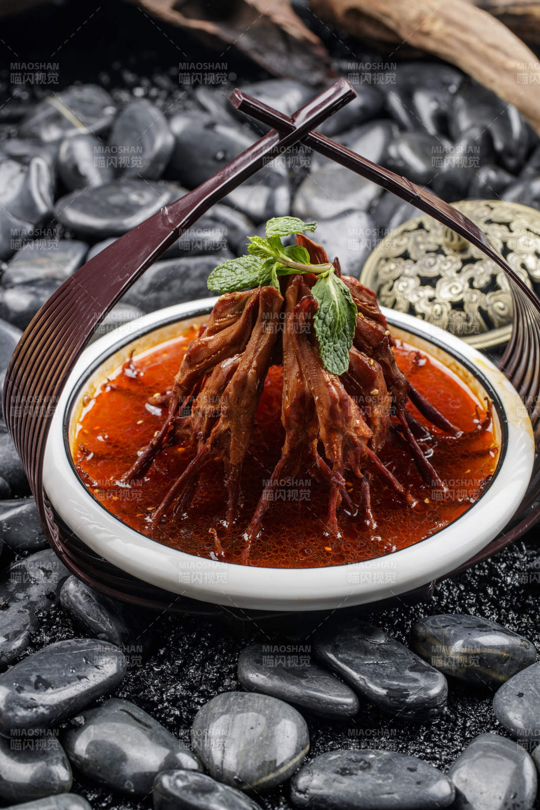 秘制红油鸭舌图片