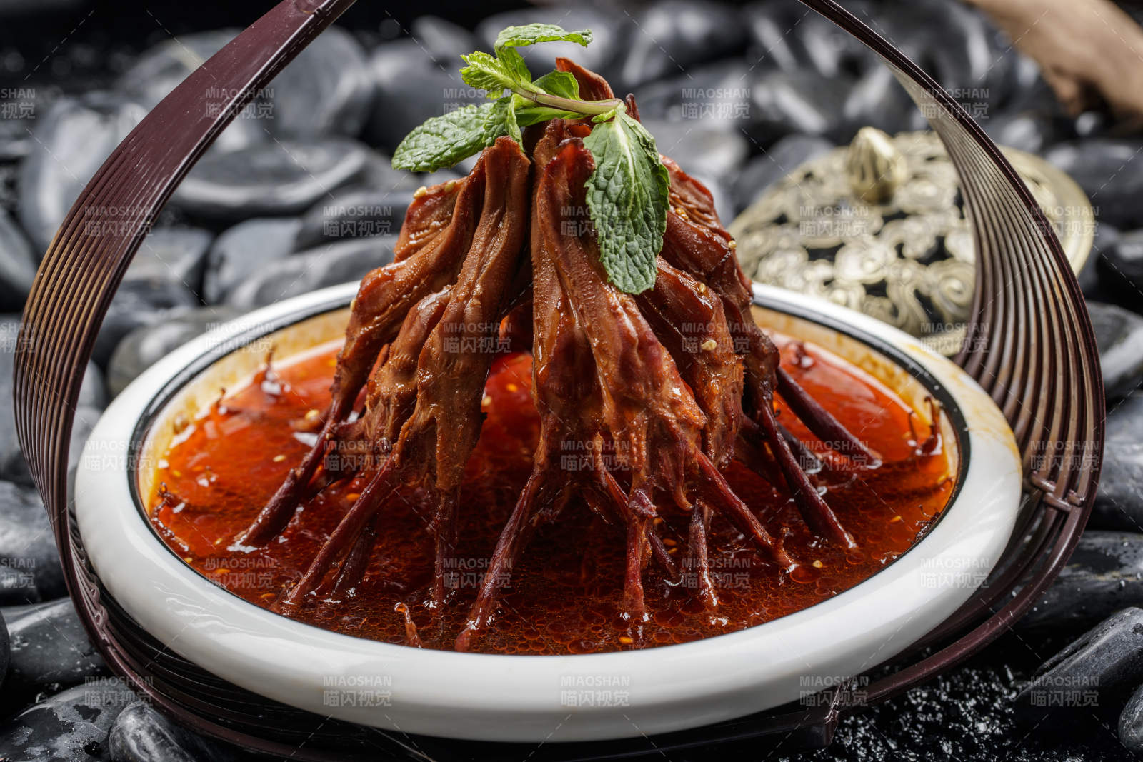 秘制红油鸭舌图片