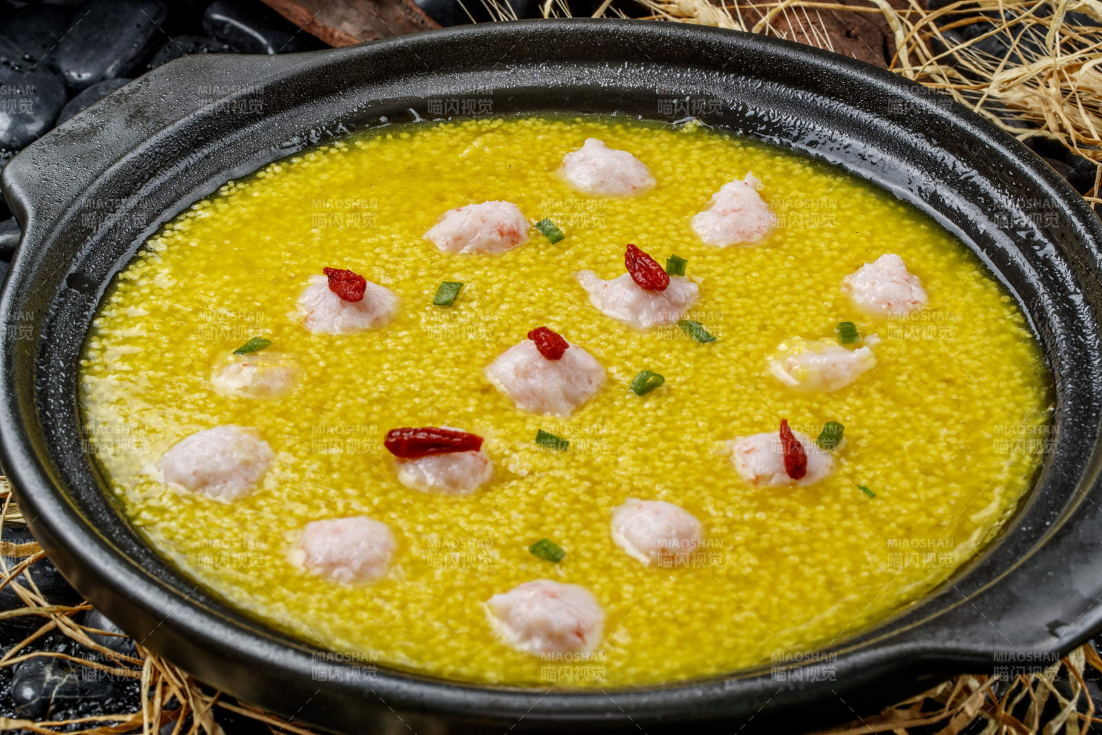 黑色砂锅装的金米虾丸图片
