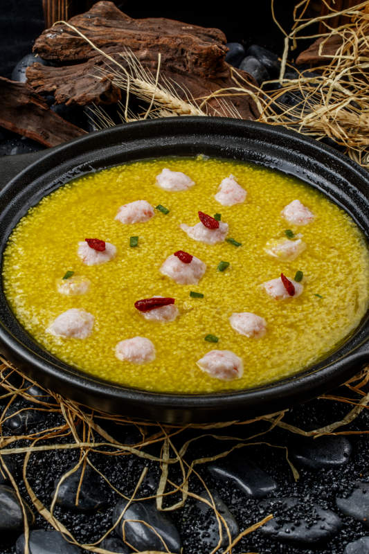 黑色砂锅装的金米虾丸图片