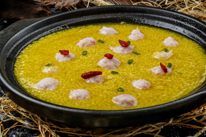 黑色砂锅装的金米虾丸图片