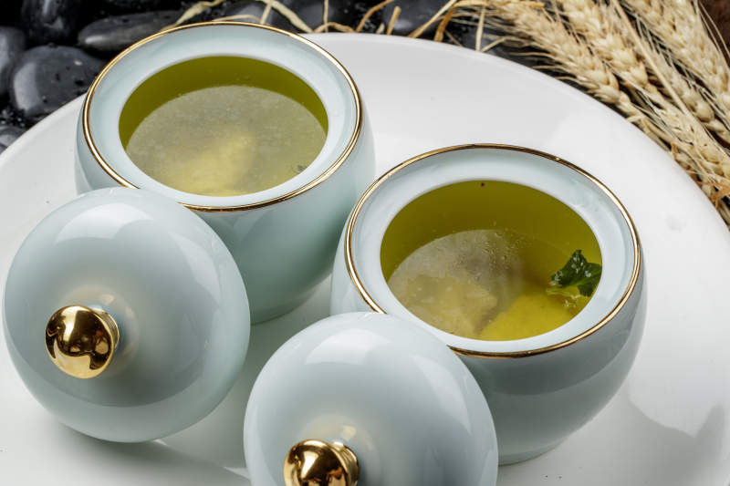 精美餐具乘的滋补上汤图片