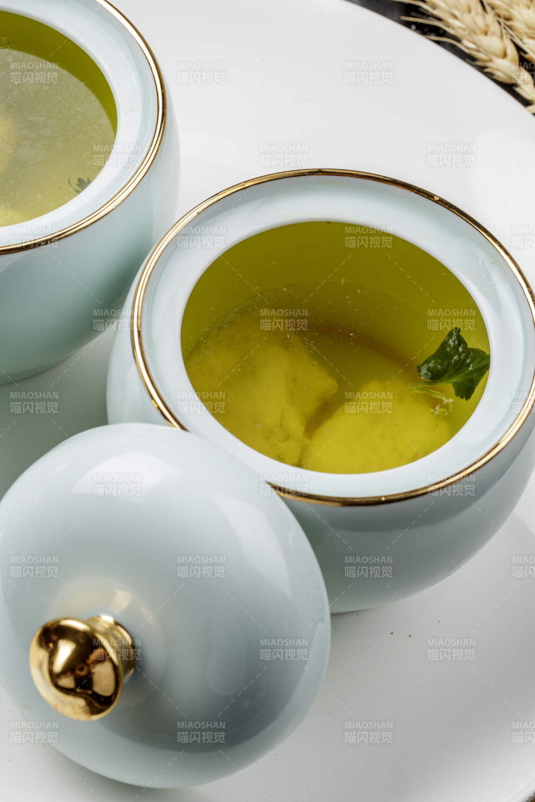 精美餐具乘的滋补上汤图片