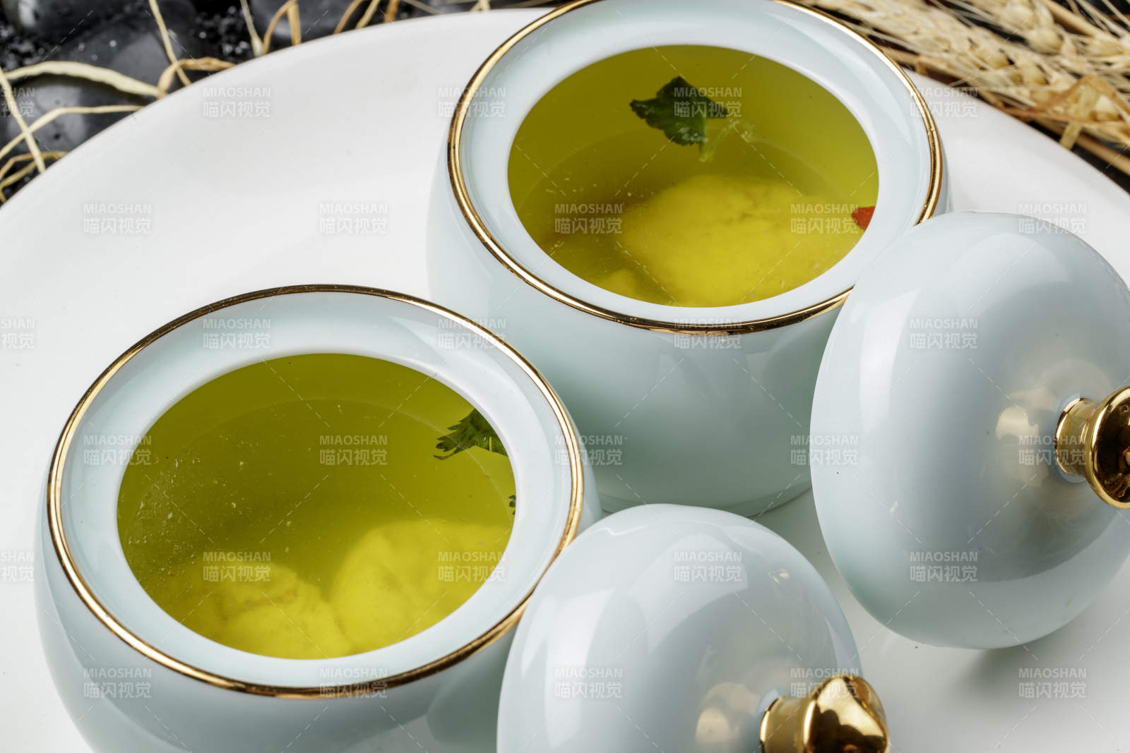 精美餐具乘的滋补上汤图片