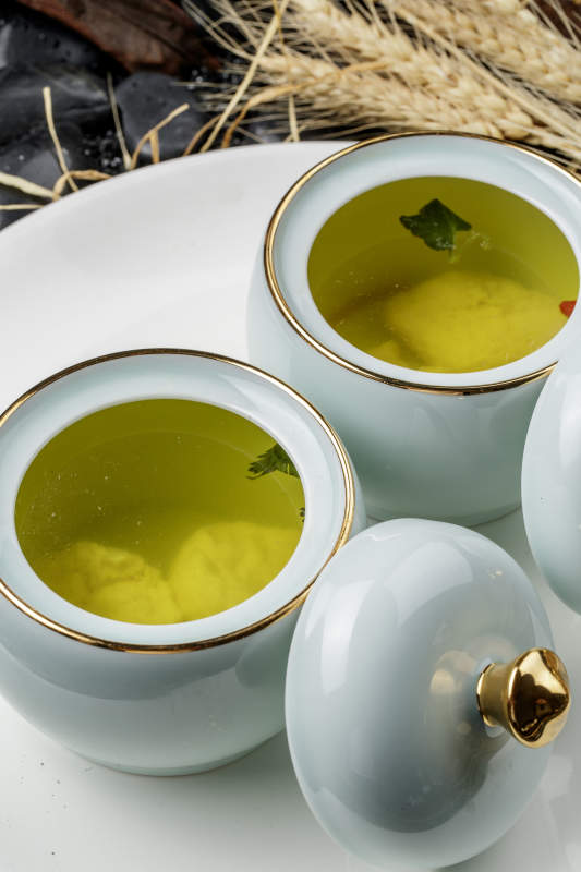 精美餐具乘的滋补上汤图片