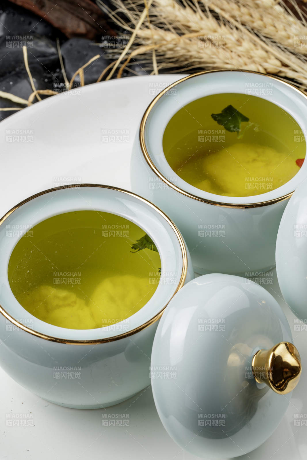 精美餐具乘的滋补上汤图片