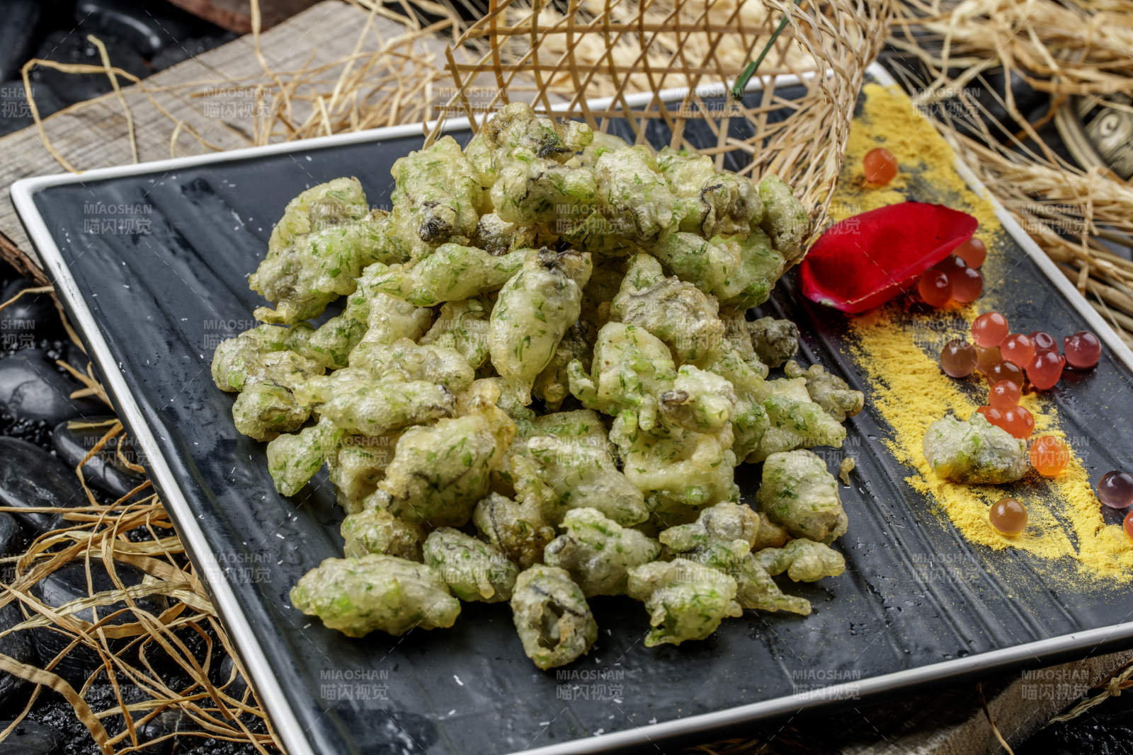 黑色石盘装的香酥香椿炸牡蛎图片