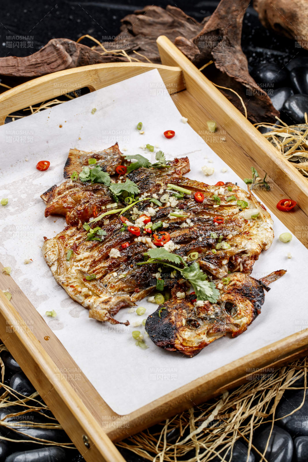 锦州烧烤香辣烤鱼图片