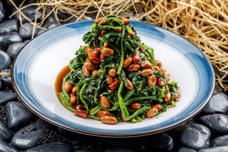 精美凉菜果仁菠菜图片