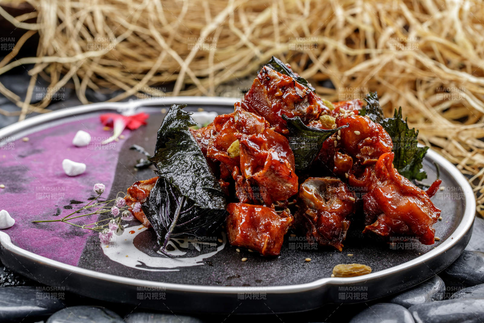 精美摆盘的桑叶鸡块图片