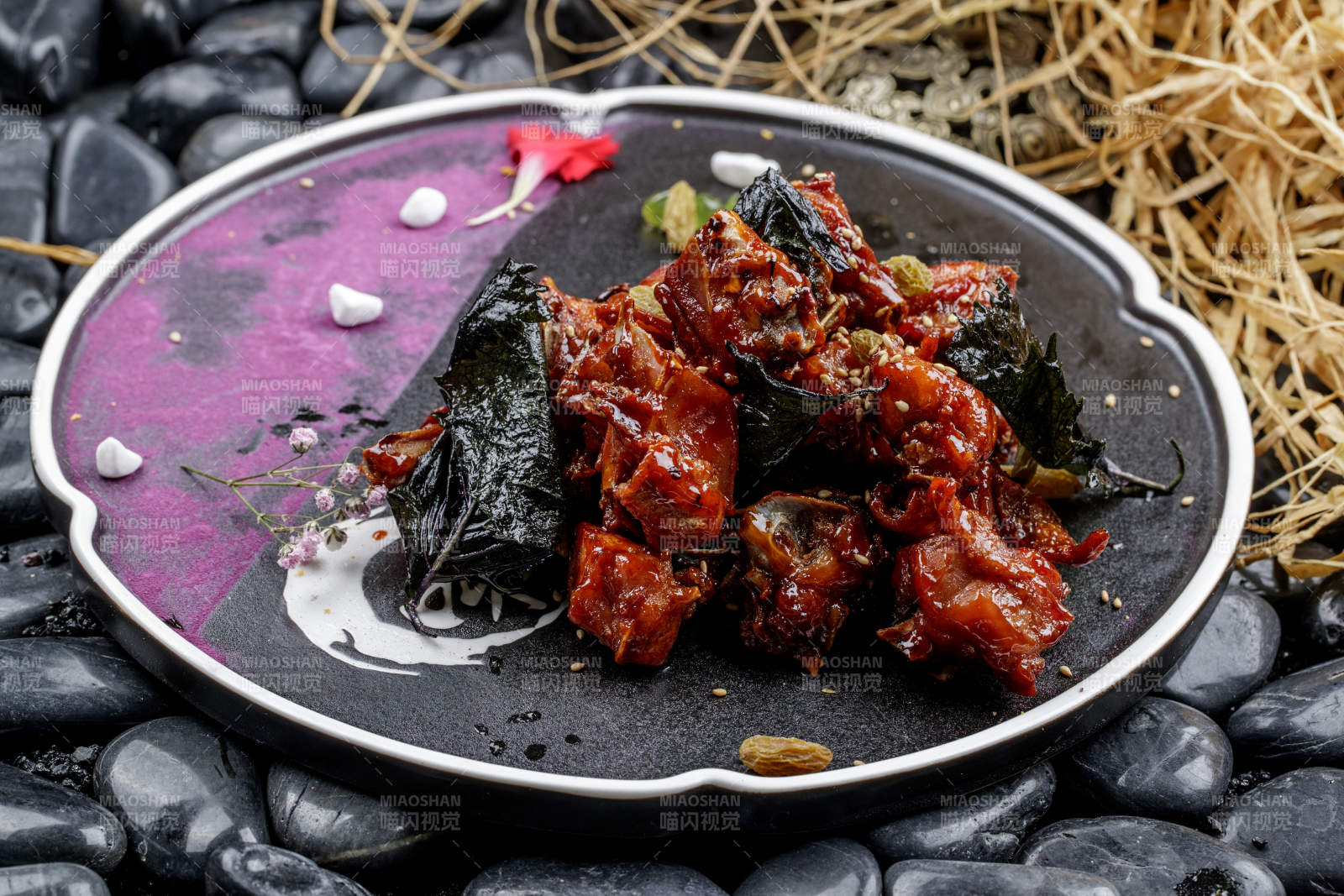 精美摆盘的桑叶鸡块图片