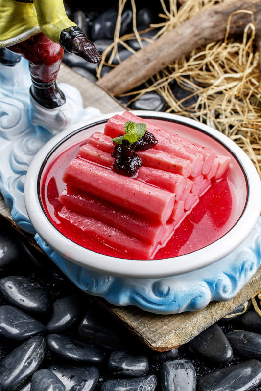 精美凉菜红酒草莓酱长山药图片