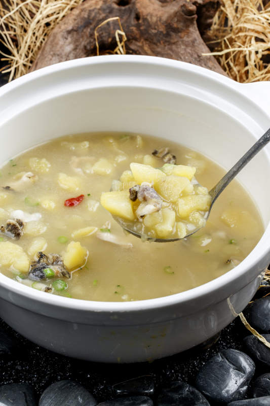 白色瓷盆装的土豆海鲜汤图片