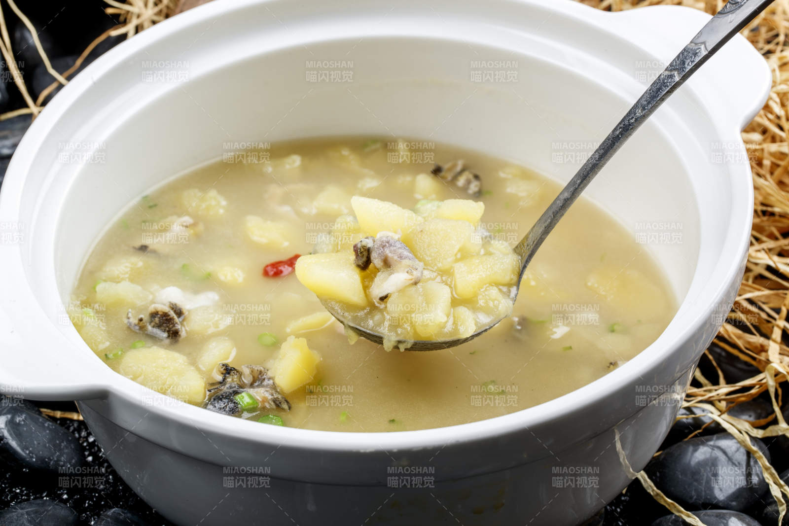 白色瓷盆装的土豆海鲜汤图片