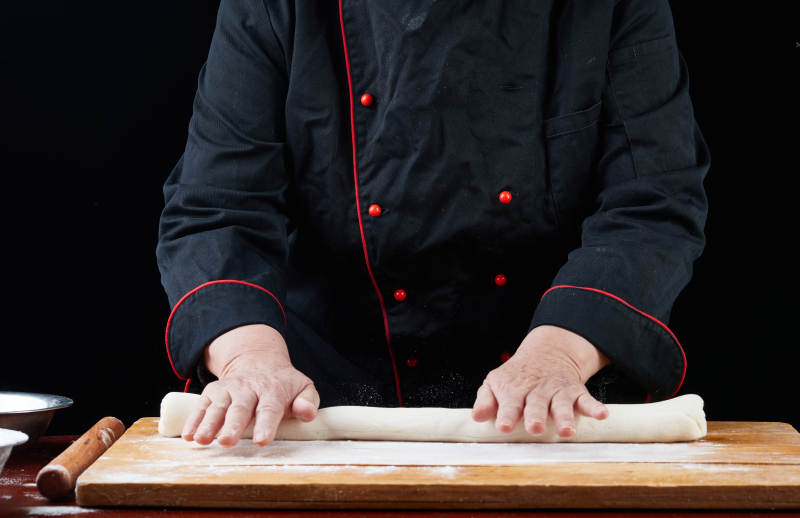 厨师现场演示饺子制作完整过程图片