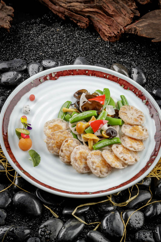 青色花盘装的荷塘月色小炒配油炸虾饼图片