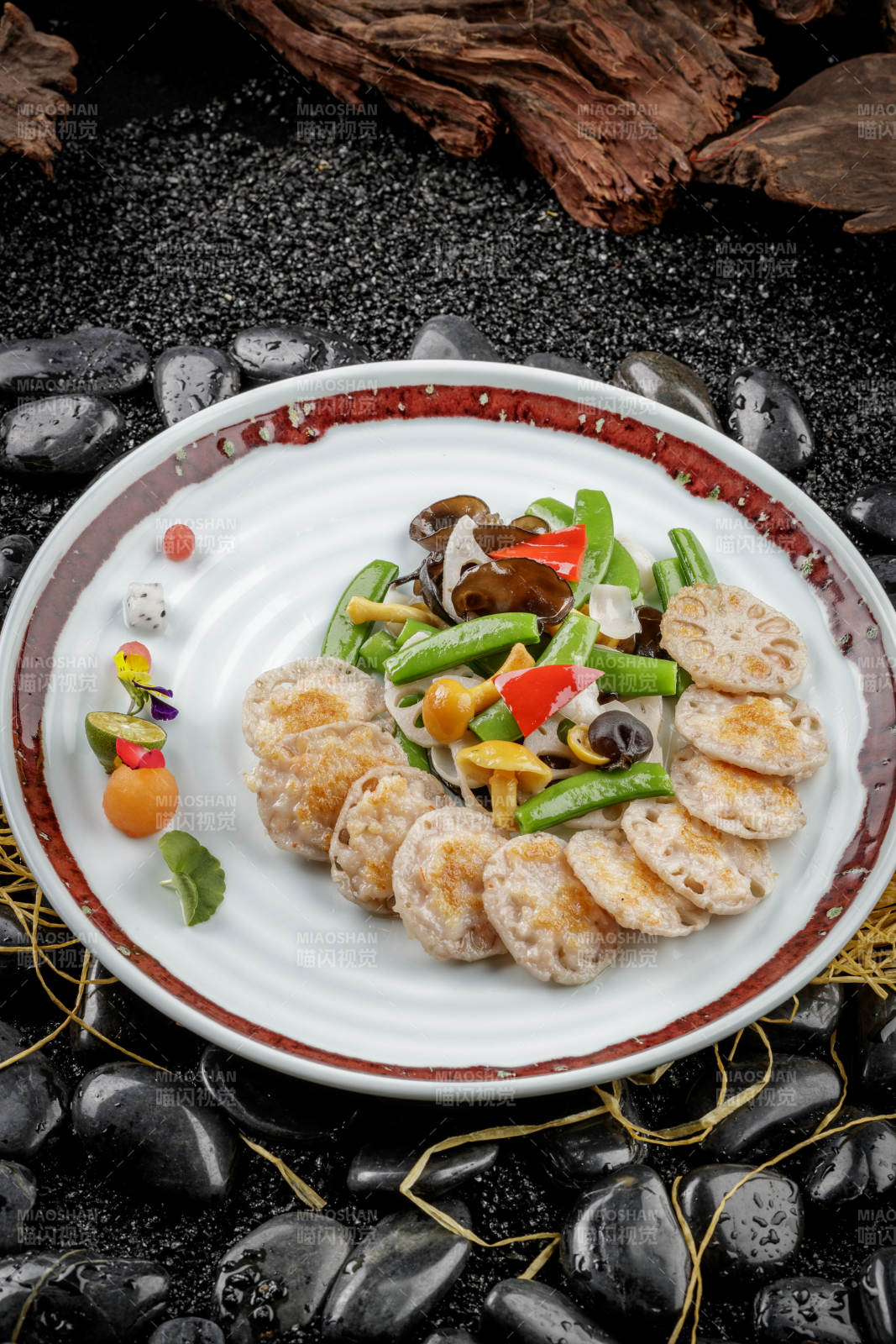 青色花盘装的荷塘月色小炒配油炸虾饼图片