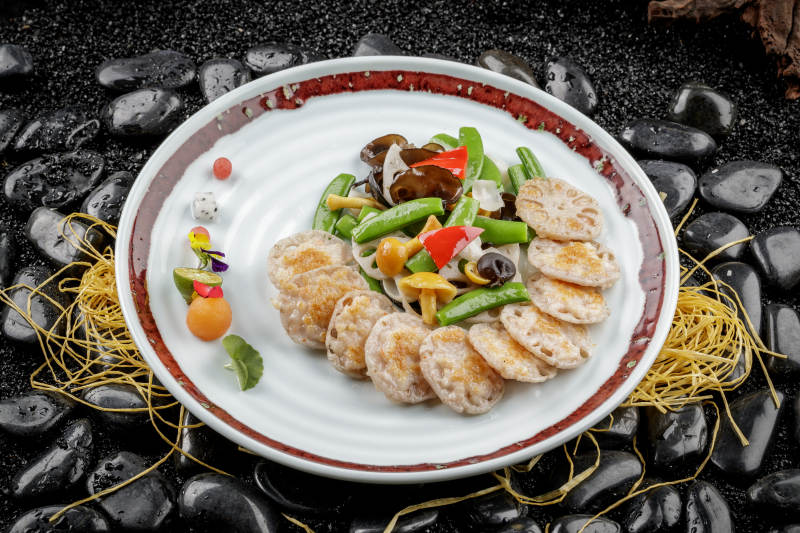 青色花盘装的荷塘月色小炒配油炸虾饼图片