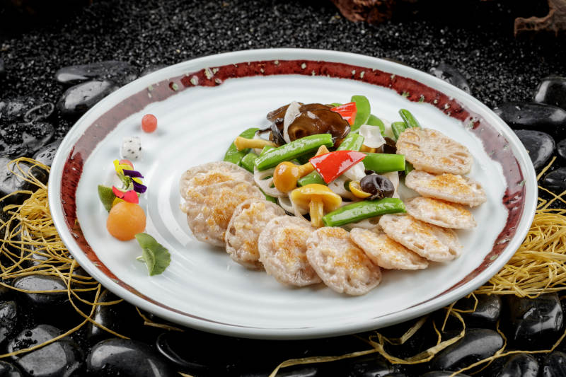 青色花盘装的荷塘月色小炒配油炸虾饼图片