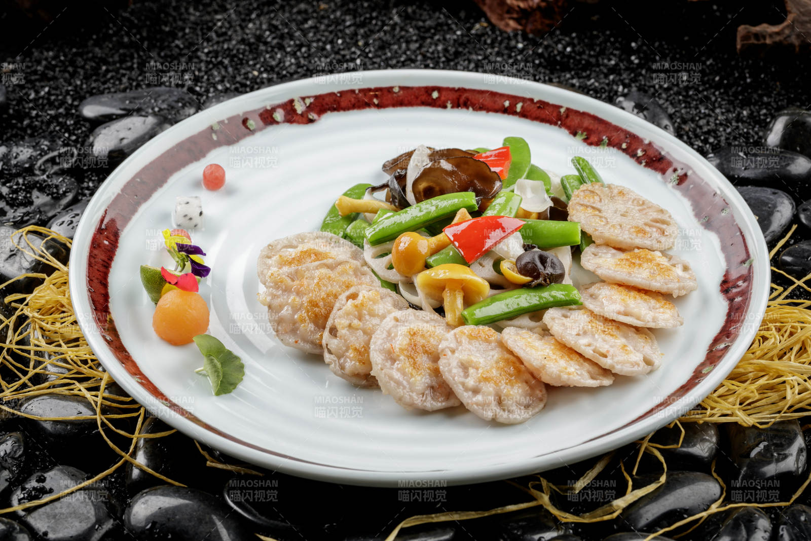 青色花盘装的荷塘月色小炒配油炸虾饼图片