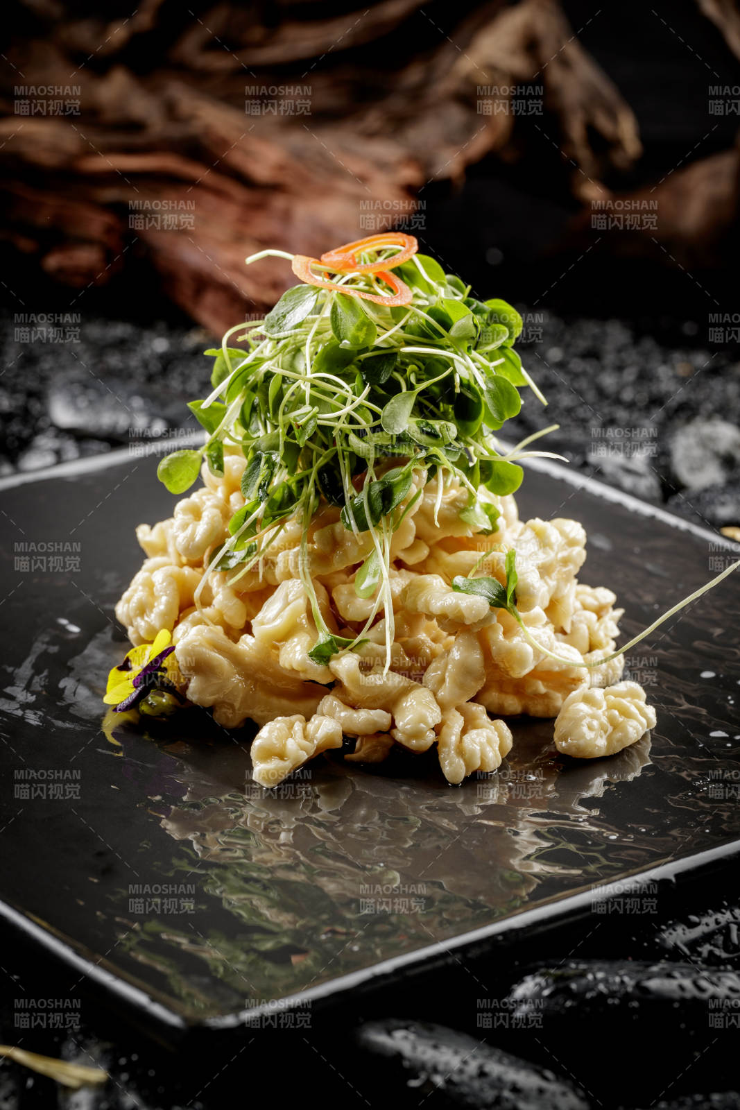 香椿苗拌桃仁图片