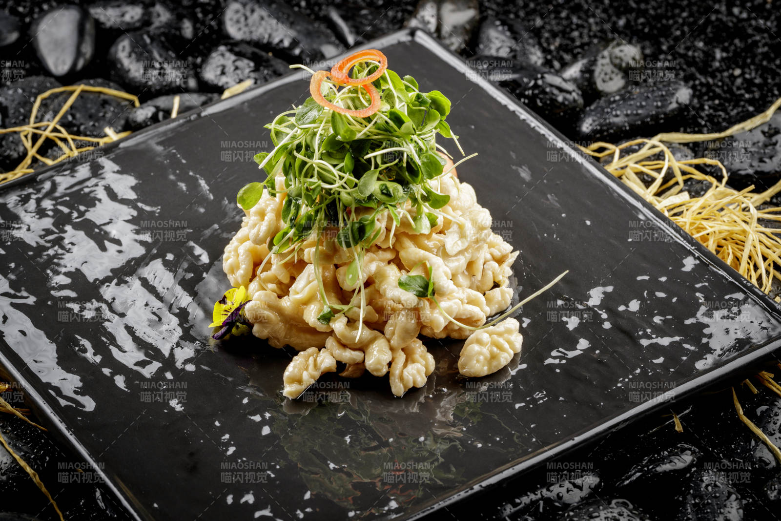 香椿苗拌桃仁图片