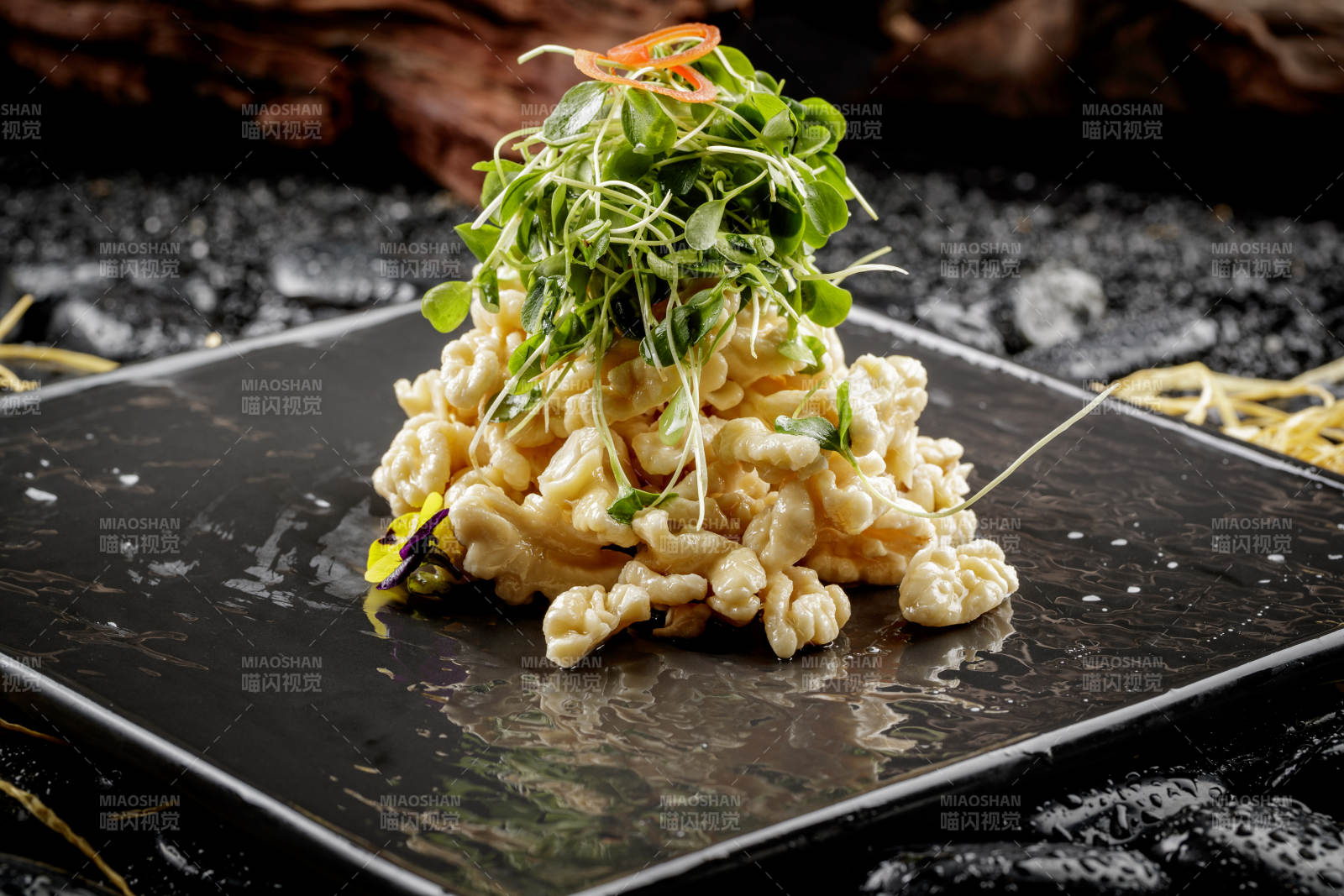 香椿苗拌桃仁图片