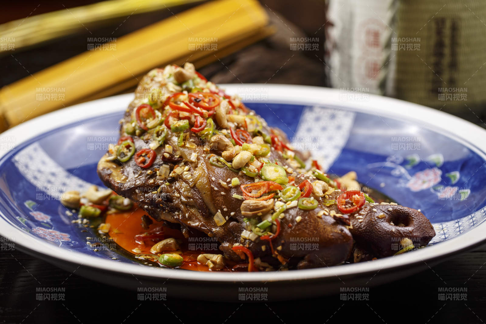 香辣川味红扒肘子图片