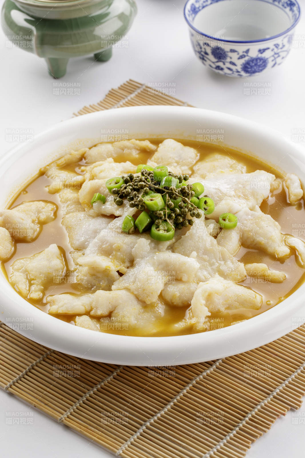 鲜青椒水煮巴沙鱼图片