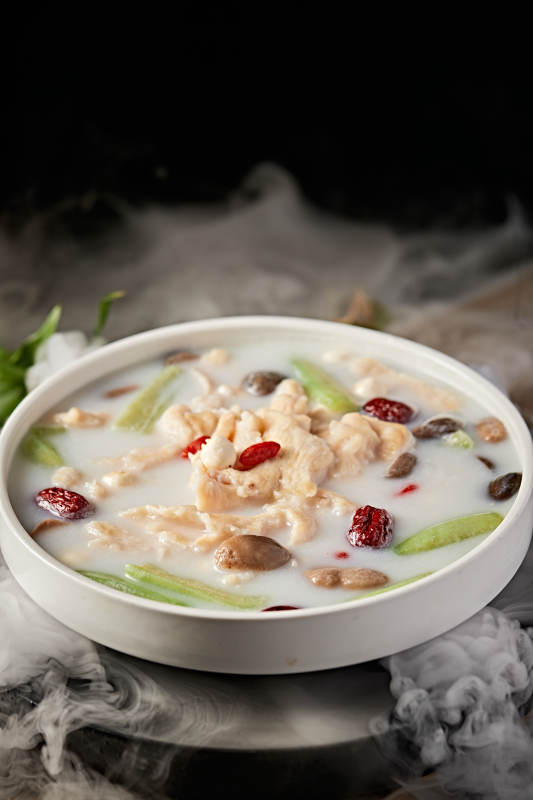 鸡片鸡佛莲子红枣枸杞丝瓜滋补汤图片