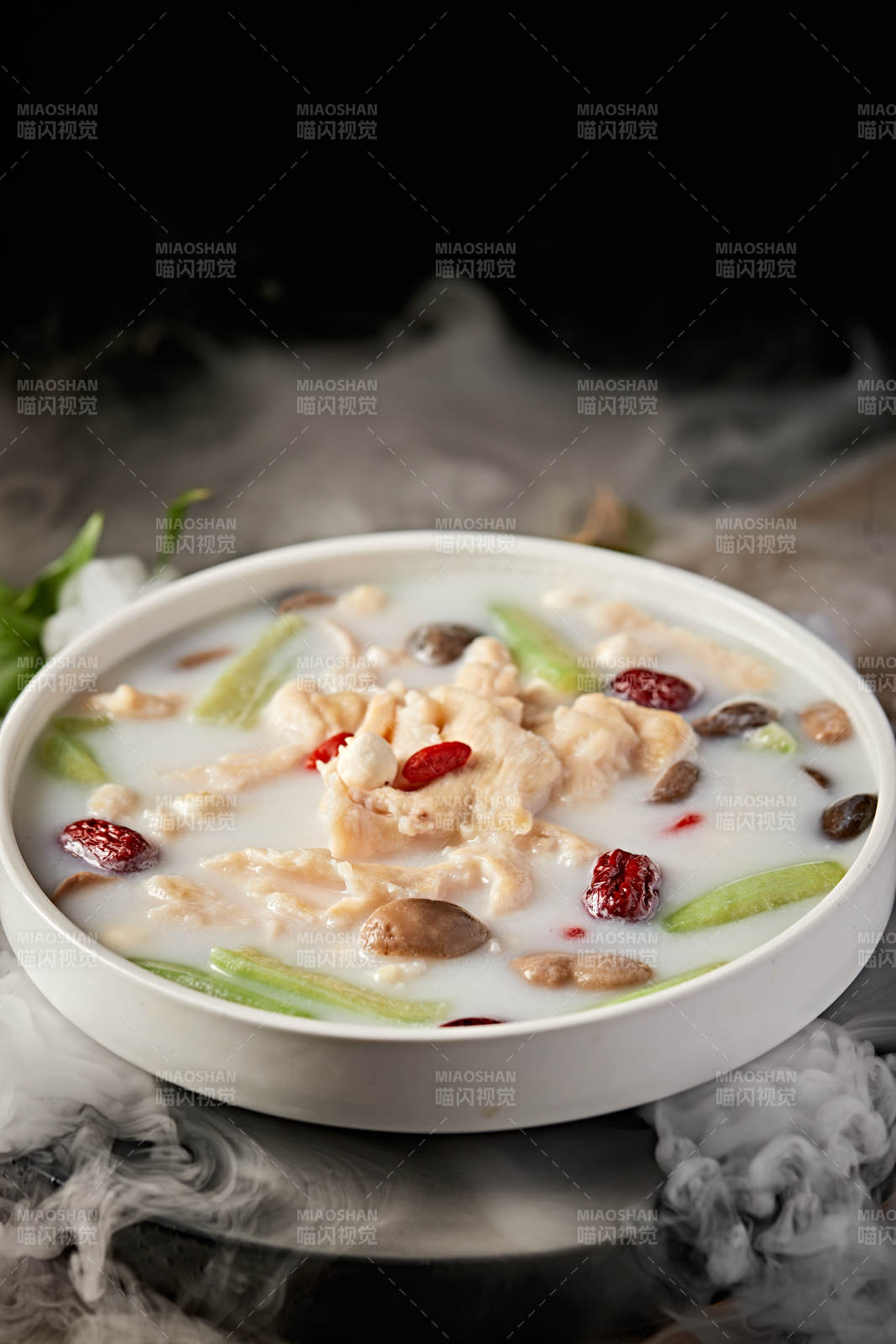 鸡片鸡佛莲子红枣枸杞丝瓜滋补汤图片