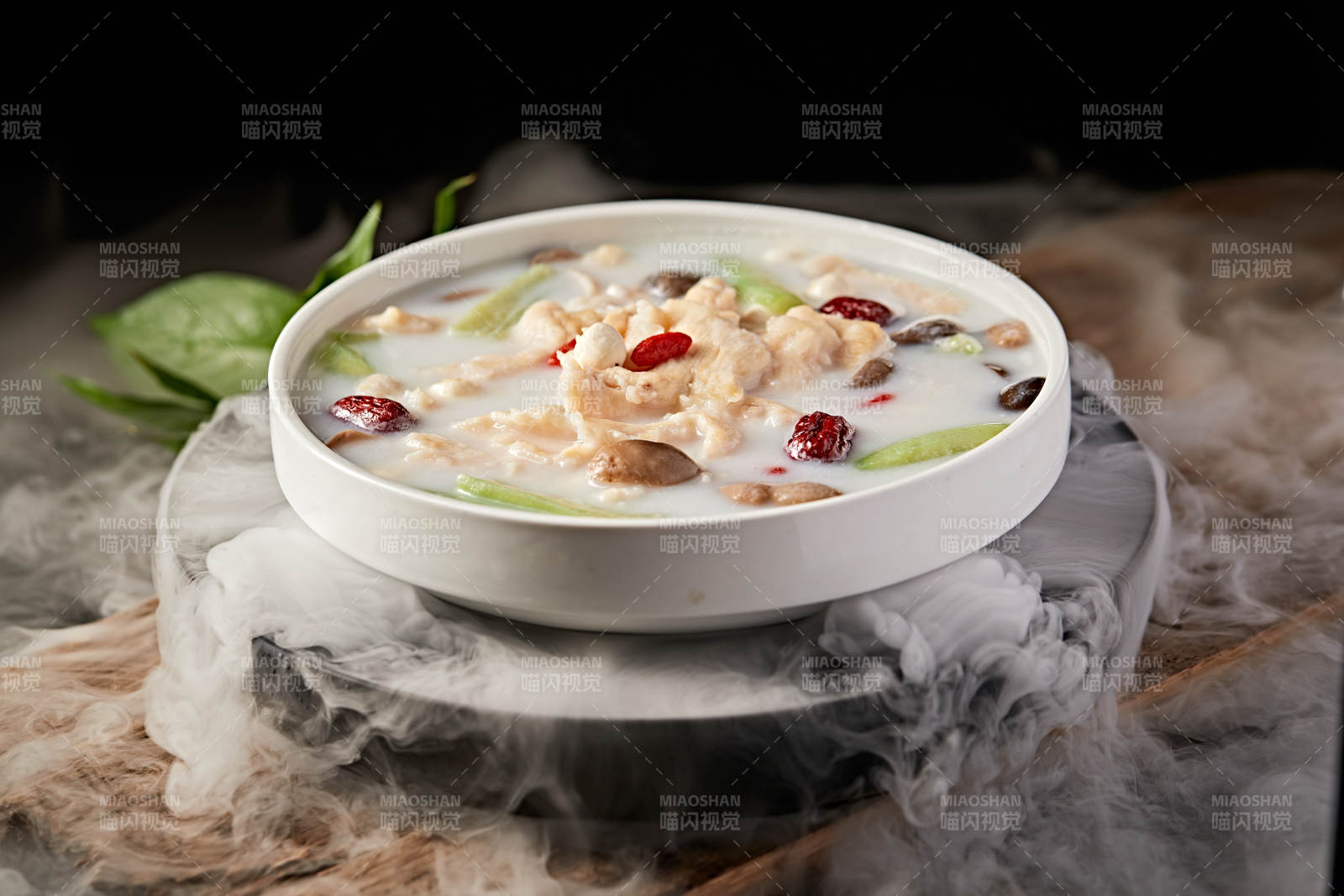 鸡片鸡佛莲子红枣枸杞丝瓜滋补汤图片