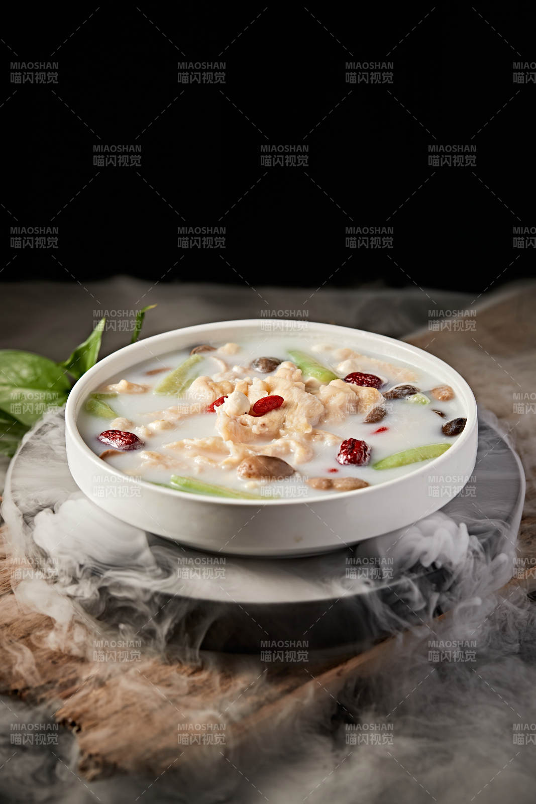 鸡片鸡佛莲子红枣枸杞丝瓜滋补汤图片