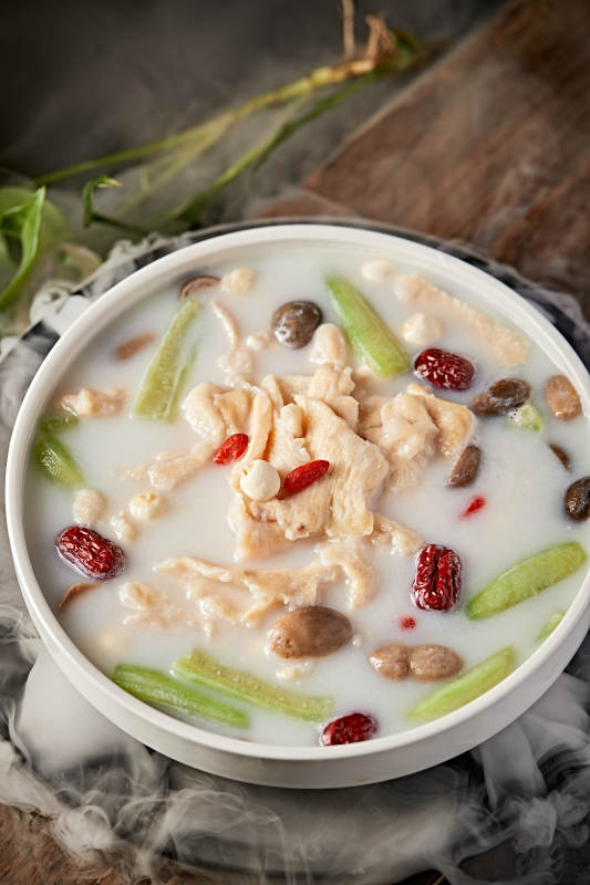 鸡片鸡佛莲子红枣枸杞丝瓜滋补汤图片